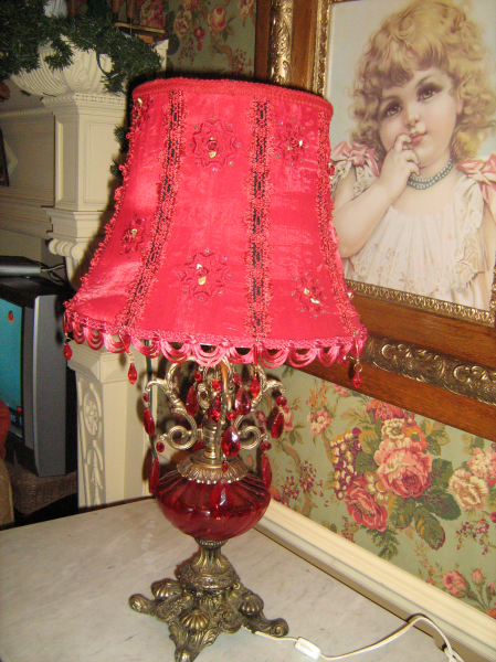 Lampe de table de style victorienne avec abat-jour rouge