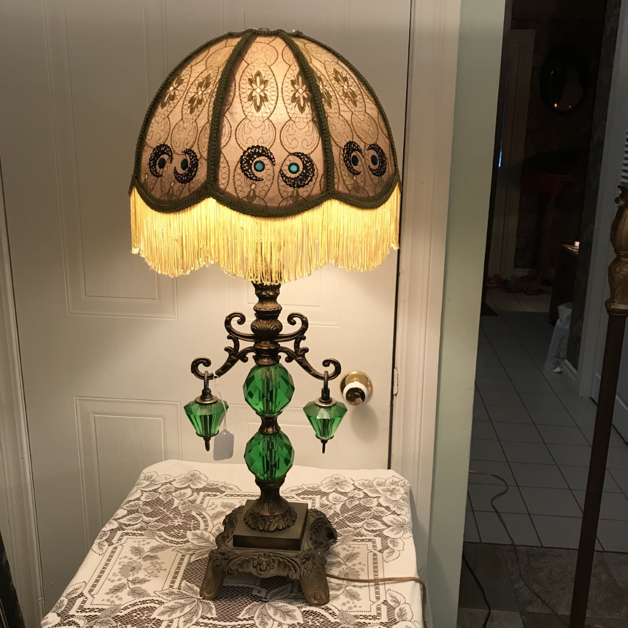 Lampe de table de style victorienne avec base en verre vert et laiton