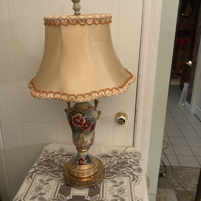 Lampe style victorienne avec un bouquet de rose en relief