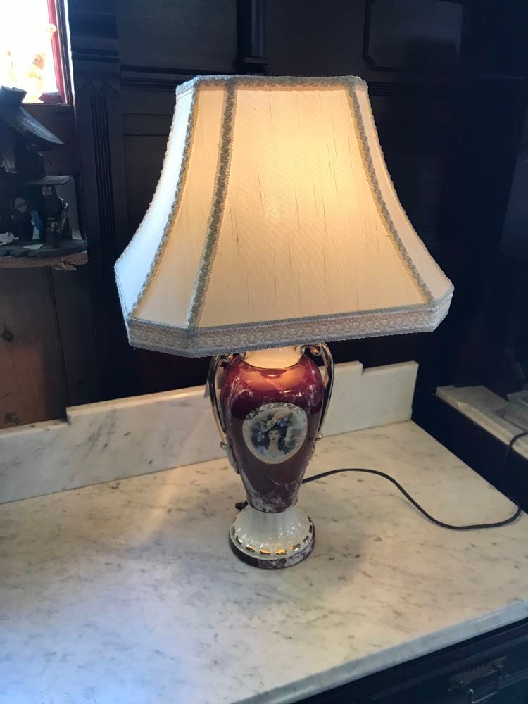 Lampe de table en porcelaine.